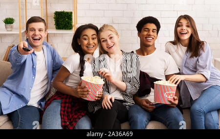 Teen amici trascorrere weekend, insieme alla visione di film Foto Stock