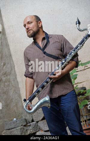 Agde, Francia. 31 luglio 2019. Aimé Brees, voce, clarinetto del gruppo -Hum si esibisce in concerto al Museo Jules Baudou di Agde, Francia Foto Stock