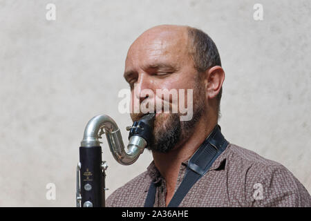 Agde, Francia. 31 luglio 2019. Aimé Brees, voce, clarinetto del gruppo -Hum si esibisce in concerto al Museo Jules Baudou di Agde, Francia Foto Stock