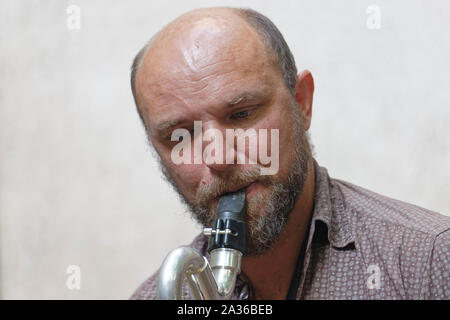 Agde, Francia. 31 luglio 2019. Aimé Brees, voce, clarinetto del gruppo -Hum si esibisce in concerto al Museo Jules Baudou di Agde, Francia Foto Stock