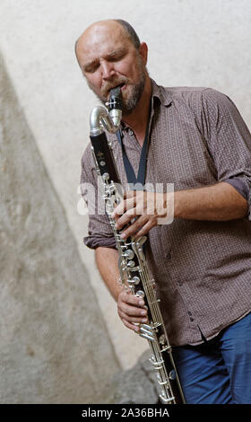 Agde, Francia. 31 luglio 2019. Aimé Brees, voce, clarinetto del gruppo -Hum si esibisce in concerto al Museo Jules Baudou di Agde, Francia Foto Stock