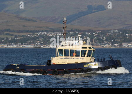 Battler, un Damen Stan 1906 rimorchiatore a traino azionata da Clyde Marine Services, la scorta FS La Motte-Picquet upriver durante l'esercizio comune della Warrior 19-2. Foto Stock