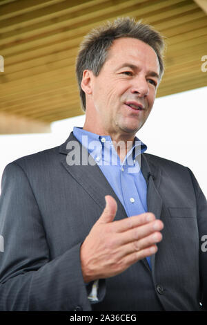 Montana governatore democratico alla presidenza e di speranza Steve Bullock parla con un reporter all annuale blu SCDP Jamboree Ottobre 5, 2019 a Charleston, Carolina del Sud. Foto Stock