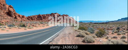 Vista panoramica di due Strada nella Valle del Fuoco in NEvada con cieli chiari Foto Stock