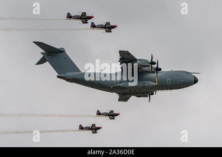 Airbus A400M Atlas in una formazione flypast con le lame aerobatic team display a RIAT 2019, RAF Fairford, nel Regno Unito il 21 luglio 2019. Foto Stock