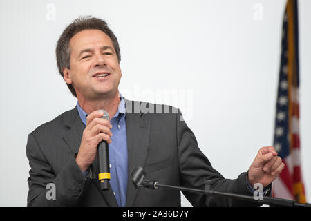 Charleston, Stati Uniti. 05 ottobre, 2019. Montana governatore democratico alla presidenza e di speranza Steve giovenco offre commento all'annuale SCDP Blue Jamboree Ottobre 5, 2019 a Charleston, Carolina del Sud. Credito: Richard Ellis/Richard Ellis/Alamy Live News Foto Stock