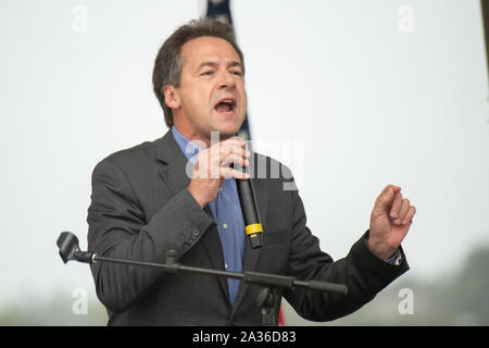 Charleston, Stati Uniti. 05 ottobre, 2019. Montana governatore democratico alla presidenza e di speranza Steve giovenco offre commento all'annuale SCDP Blue Jamboree Ottobre 5, 2019 a Charleston, Carolina del Sud. Credito: Richard Ellis/Richard Ellis/Alamy Live News Foto Stock