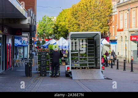 Un mercato trader scarica come egli imposta il suo stallo per il giorno. Nuneaton, Regno Unito, 28 Settembre 2019 Foto Stock