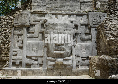 Close up della maschera al tempio di maschera, Lamanai Riserva archeologica, Orange Walk, Belize, America centrale. Foto Stock