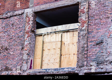 In parte demolito edificio come parte del centro città regime di rigenerazione Foto Stock