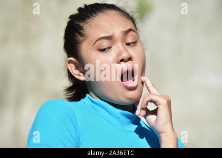 Un piuttosto diverse femmina con il mal di denti Foto Stock