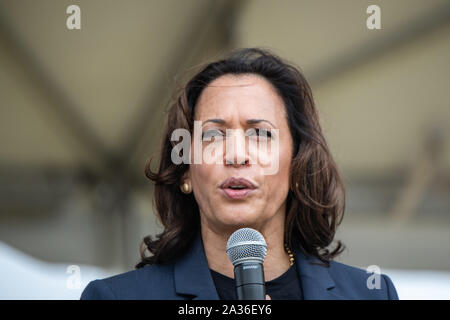 Charleston, Stati Uniti. 05 ottobre, 2019. Stati Uniti Il senatore democratico alla presidenza e di speranza Kamala Harris indirizzi sostenitori all annuale blu SCDP Jamboree Ottobre 5, 2019 a Charleston, Carolina del Sud. Credito: Richard Ellis/Richard Ellis/Alamy Live News Foto Stock