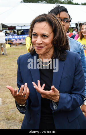 Charleston, Stati Uniti. 05 ottobre, 2019. Stati Uniti Il senatore democratico alla presidenza e di speranza Kamala Harris saluta i tifosi in occasione dell'annuale blu SCDP Jamboree Ottobre 5, 2019 a Charleston, Carolina del Sud. Credito: Richard Ellis/Richard Ellis/Alamy Live News Foto Stock