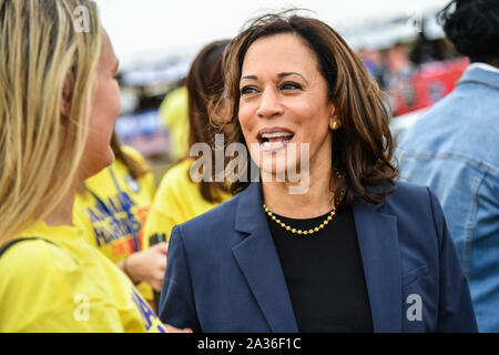 Charleston, Stati Uniti. 05 ottobre, 2019. Stati Uniti Il senatore democratico alla presidenza e di speranza Kamala Harris saluta i tifosi in occasione dell'annuale blu SCDP Jamboree Ottobre 5, 2019 a Charleston, Carolina del Sud. Credito: Richard Ellis/Richard Ellis/Alamy Live News Foto Stock