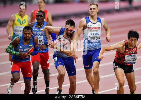 DOHA in Qatar. 05 ott 2019. Lee Thompson (seconda a destra) e Martyn Rooney (anteriore 3a sinistra) della Gran Bretagna competere in uomini 4x100m Master relè R2 durante il giorno 9 della IAAF mondiale di atletica - Doha 2019 Al Khalifa International Stadium di Sabato, Ottobre 05, 2019 a Doha, in Qatar. Credito: Taka G Wu/Alamy Live News Foto Stock