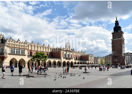 Una vista generale della piazza del mercato principale che mostra il Municipio la torre e il panno Hall. Foto Stock