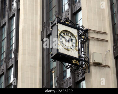 Un orologio di ornati sul lato del vecchio Evening Standard Building a Londra Foto Stock