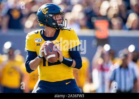 West Virginia alpinisti quarterback Austin Kendall (12) durante il NCAA college football gioco tra il Texas Longhorns e il West Virginia alpinisti su Sabato 5 Ottobre 2019 a Milano Puskar Stadium di Morgantown, West Virginia. Giacobbe Kupferman/CSM Foto Stock