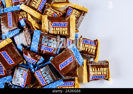 Ottobre 04 2019 NY USA: Snickers snack bar in mini candy bar su maple burro mandorlato candy ang burro mandorlato candy bar isolato bianco Foto Stock