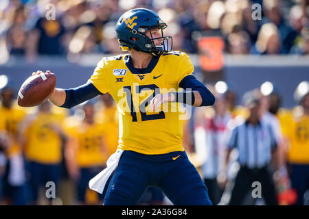 West Virginia alpinisti quarterback Austin Kendall (12) durante il NCAA college football gioco tra il Texas Longhorns e il West Virginia alpinisti su Sabato 5 Ottobre 2019 a Milano Puskar Stadium di Morgantown, West Virginia. Giacobbe Kupferman/CSM Foto Stock