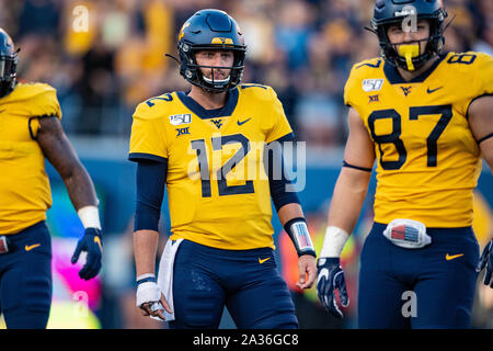 West Virginia alpinisti quarterback Austin Kendall (12) durante il NCAA college football gioco tra il Texas Longhorns e il West Virginia alpinisti su Sabato 5 Ottobre 2019 a Milano Puskar Stadium di Morgantown, West Virginia. Giacobbe Kupferman/CSM Foto Stock