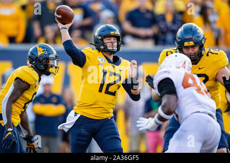 West Virginia alpinisti quarterback Austin Kendall (12) durante il NCAA college football gioco tra il Texas Longhorns e il West Virginia alpinisti su Sabato 5 Ottobre 2019 a Milano Puskar Stadium di Morgantown, West Virginia. Giacobbe Kupferman/CSM Foto Stock