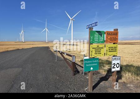 Le turbine eoliche nel lontano Sud-est dello stato di Washington negli USA, nel Palouse colline dove il frumento è uno dei principali prodotti di aziende agricole Foto Stock