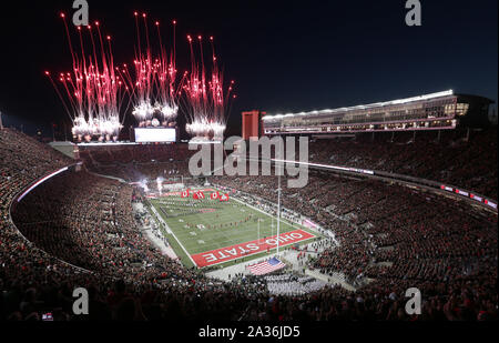 Columbus, Stati Uniti. 05 ott 2019. La Ohio State Buckeyes scendere in campo per la partita contro il Michigan State Spartans Sabato, Ottobre 5, 2019 in Columbus, Ohio. Foto di Aaron Josefczyk/UPI Credito: UPI/Alamy Live News Foto Stock