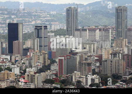 Splendida vista della capitale Caracas centro città con i principali edifici aziendali dal maestoso El Avila Mountain Venezuela Foto Stock