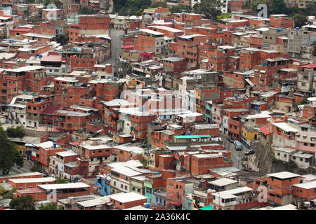 Semplici case o ranchos di Caracas, Venezuela. Ranchos sono le forme di poveri informale alloggiamento che coprono le colline che circondano la città Foto Stock