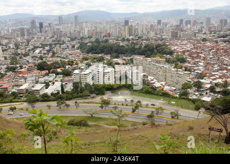 Splendida vista della capitale Caracas centro città con i principali edifici aziendali dal maestoso El Avila Mountain Venezuela Foto Stock