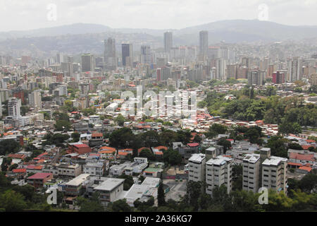 Splendida vista della capitale Caracas centro città con i principali edifici aziendali dal maestoso El Avila Mountain Venezuela Foto Stock