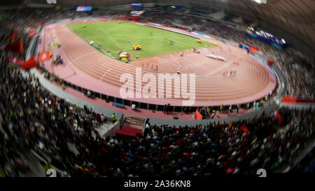 Doha in Qatar. 5 Ottobre, 2019. Gli atleti competere durante la donna 5000m finale al 2019 IAAF mondiale di atletica a Doha, in Qatar, il 5 ottobre 2019. Credito: Li Ming/Xinhua/Alamy Live News Foto Stock