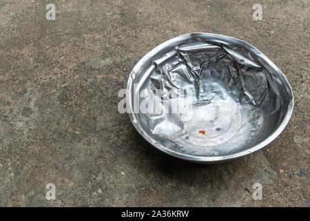 Un vecchio utilizzato acciaio inossidabile dog food bowl Foto Stock