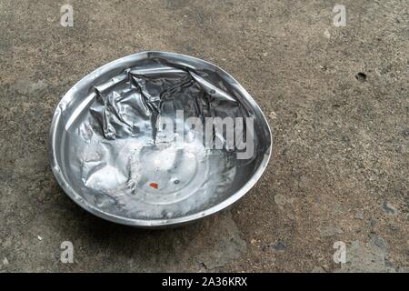 Un vecchio utilizzato acciaio inossidabile dog food bowl Foto Stock
