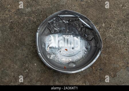 Un vecchio utilizzato acciaio inossidabile dog food bowl Foto Stock