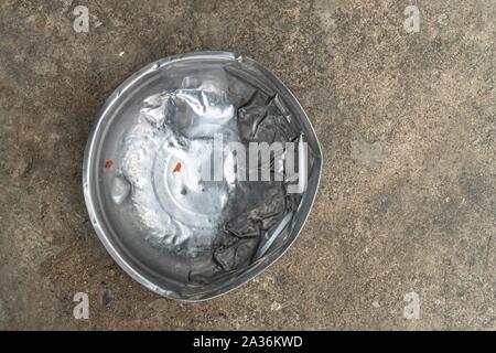 Un vecchio utilizzato acciaio inossidabile dog food bowl Foto Stock