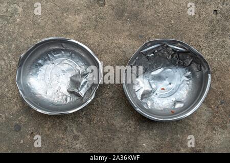 Un vecchio utilizzato acciaio inossidabile dog food bowl Foto Stock