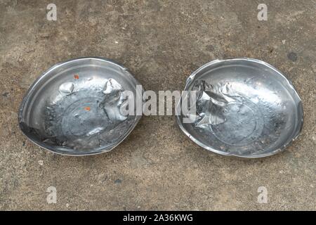 Un vecchio utilizzato acciaio inossidabile dog food bowl Foto Stock