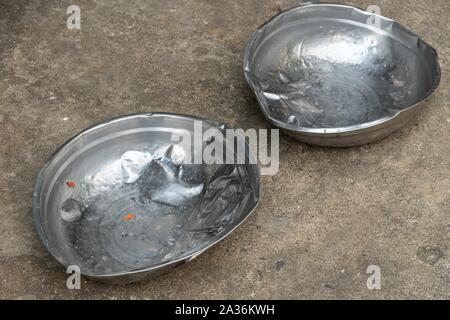 Un vecchio utilizzato acciaio inossidabile dog food bowl Foto Stock