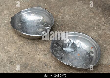 Un vecchio utilizzato acciaio inossidabile dog food bowl Foto Stock