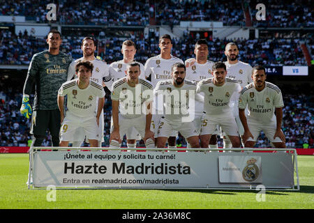 Madrid, Spagna. 05 ott 2019. Del Real Madrid in team di giocatori con Alphonse areola, Sergio Ramos, Toni Kroos, Raphael Varane, Carlos Henrique Casimiro, Karim Benzema, Alvaro Odriozola, Gareth Bale, Dani Carvajal, Fede Valverde e pericolo di Eden sono visti durante la Liga match tra il Real Madrid e Granada CF a Santiago Bernabeu Stadium in Madrid.(punteggio finale: Real Madrid 4: 2 Granada CF) Credito: SOPA Immagini limitata/Alamy Live News Foto Stock