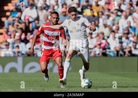 Madrid, Spagna. 05 ott 2019. Fede Valverde del Real Madrid visto in azione durante la Liga match tra il Real Madrid e Granada CF a Santiago Bernabeu Stadium in Madrid.(punteggio finale: Real Madrid 4: 2 Granada CF) Credito: SOPA Immagini limitata/Alamy Live News Foto Stock