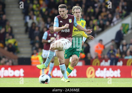 Norwich, Regno Unito. 04 ott 2019. John McGinn di Aston Villa sotto pressione da Todd Cantwell di Norwich City durante il match di Premier League tra Norwich City e Aston Villa a Carrow Road su 5 Ottobre 2019 a Norwich in Inghilterra. (Foto di Matt Bradshaw/phcimages.com) Credit: Immagini di PHC/Alamy Live News Foto Stock