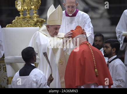 Città del Vaticano, Città del Vaticano. 05 ott 2019. Papa Francesco (L) mette in biretta come egli nomina il Cardinale prelato lituano Sigitas Tamkevicius (R) durante un Concistoro Ordinario Pubblico per la creazione dei nuovi Cardinali, per l'imposizione della biretta, la partita dell'anello e l'assegnazione del titolo o della diaconia, il 5 ottobre 2019 presso la Basilica di San Pietro in Vaticano. Foto di Stefano Spaziani/UPI Credito: UPI/Alamy Live News Foto Stock