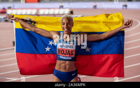 Yulimar Rojas del Venezuela celebra la sua vittoria nel salto triplo finale del giorno 9 del XVII IAAF mondiale di atletica Doha 2019 Al Khalifa International Stadium. Credito: SOPA Immagini limitata/Alamy Live News Foto Stock