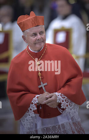 Il Cardinale prelato lituano Sigitas Tamkevicius (L) si affaccia su come egli si incontra con i parenti e gli amici durante una visita di cortesia a seguito della sua nomina da parte del Papa durante il Concistoro Ordinario Pubblico per la creazione di nuovi cardinali Sabato, Ottobre 5, 2019 in Vaticano. Papa Francesco nomina 13 nuovi cardinali al 2019 Concistoro Ordinario Pubblico, scegliendo i prelati la cui formazione carriere riflettono il loro impegno a servire gli emarginati e chiesa locale europee, salutando da 11 diverse nazioni e in rappresentanza di diversi ordini religiosi. Foto di Stefano Spaziani/UPI Foto Stock