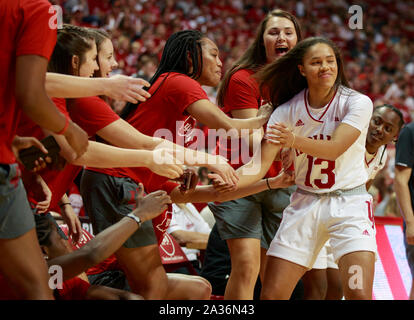 Indiana University donna giocatore di basket Jaelynn Penn si congratula con i suoi compagni di squadra mentre a competere in tre punti concorso di colpo durante Hoosier isteria, Sabato, 5 ottobre 2019 a Assembly Hall in Bloomington, ind. L'isteria Hoosier caso ufficialmente inaugura la stagione del basket presso la Indiana University il cui team ha vinto cinque divisione nazionale 1 di pallacanestro del NCAA di titoli. (Foto di Jeremy Hogan/l'Bloomingtonian) Foto Stock