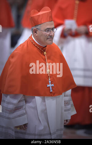 Città del Vaticano, Città del Vaticano. 05 ott 2019. Papa Francesco nomina del Cardinale prelato portoghese Jose Tolentino Mendonca durante un Concistoro Ordinario Pubblico per la creazione dei nuovi Cardinali, per l'imposizione della biretta, la partita dell'anello e l'assegnazione del titolo o della Diaconia, sabato 5 ottobre 2019 presso la Basilica di San Pietro in Vaticano. Foto di Stefano Spaziani/UPI Credito: UPI/Alamy Live News Foto Stock