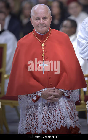 Città del Vaticano, Città del Vaticano. 05 ott 2019. Papa Francesco nomina del Cardinale prelato lituano Sigitas Tamkevicius durante un Concistoro Ordinario Pubblico per la creazione dei nuovi Cardinali, per l'imposizione della biretta, la partita dell'anello e l'assegnazione del titolo o della Diaconia, sabato 5 ottobre 2019 presso la Basilica di San Pietro in Vaticano. Foto di Stefano Spaziani/UPI Credito: UPI/Alamy Live News Foto Stock